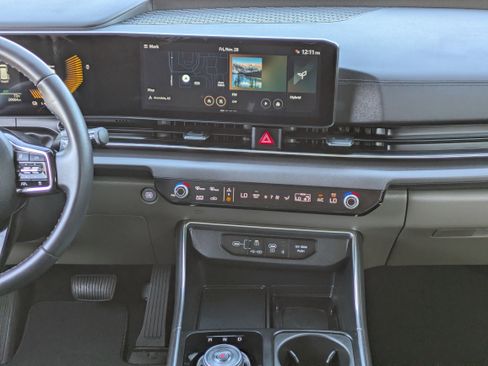 Certified 2025 Kia Carnival EX image 18