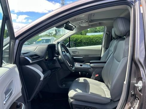 Used 2024 Toyota Sienna XLE w/ XLE Plus Package FWD image 17