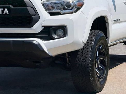Used 2018 Toyota Tacoma SR5 RWD image 9