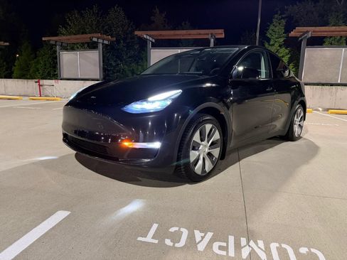 Used 2023 Tesla Model Y Long Range AWD/4WD image 2