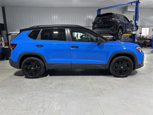 Certified 2025 Volkswagen Taos SE image 9