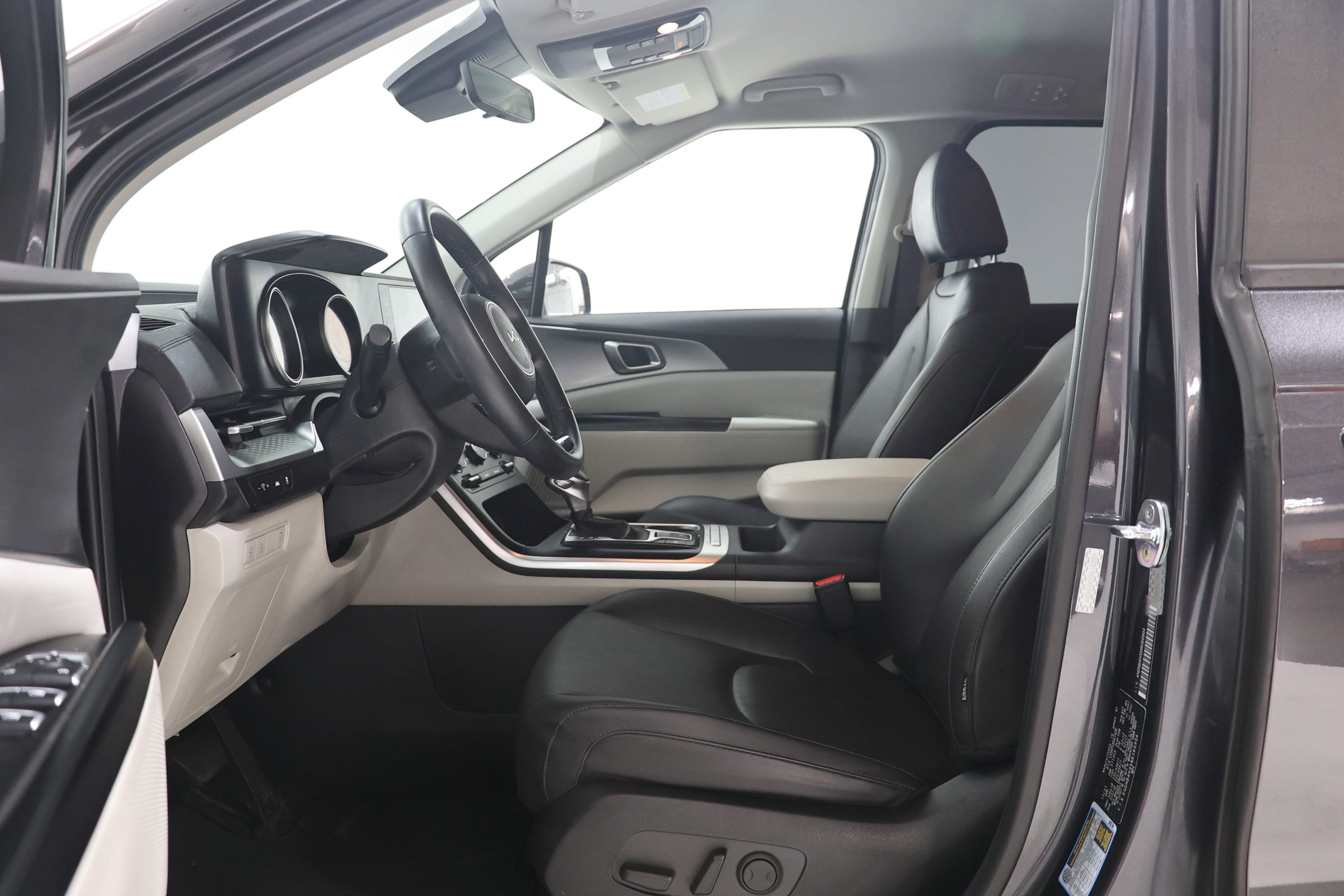 Used 2022 Kia Carnival LX FWD image 17