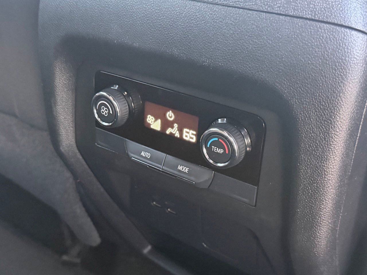 Used 2025 Chevrolet Traverse LT FWD image 36
