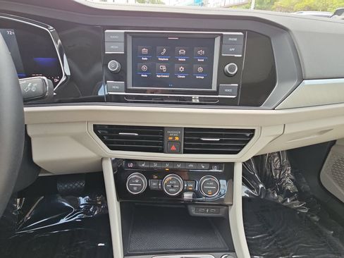 Used 2022 Volkswagen Jetta SE w/ Panoramic Sunroof Package FWD image 19