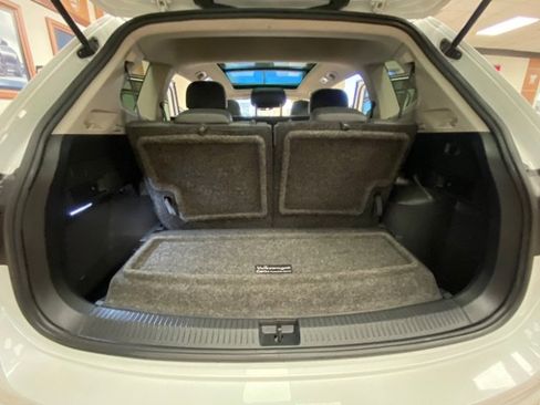 Used 2023 Volkswagen Tiguan SE w/ Panoramic Sunroof Package image 16