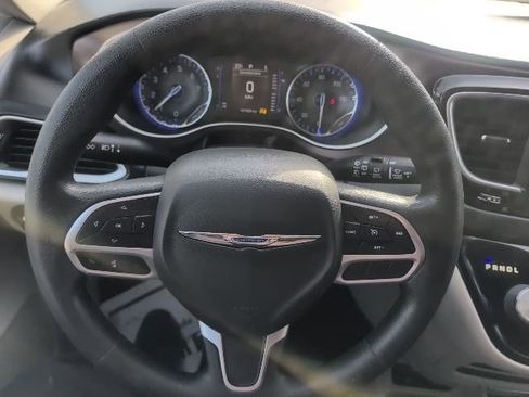 Used 2021 Chrysler Voyager L image 17