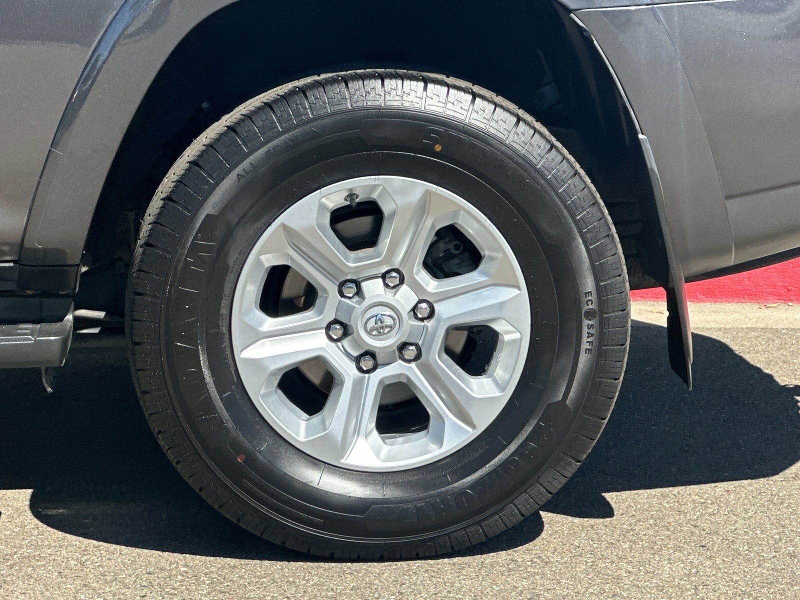 Used 2018 Toyota 4Runner SR5 AWD/4WD image 23