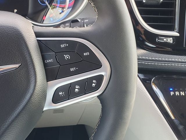 Used 2024 Chrysler Pacifica Limited FWD image 14