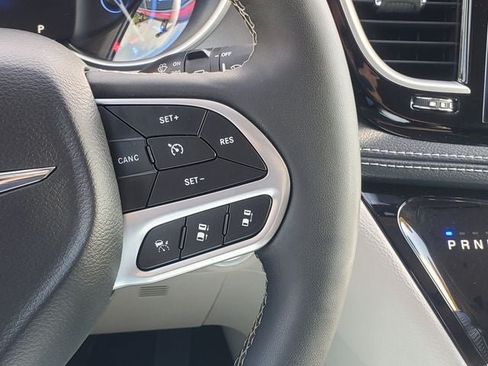 Used 2024 Chrysler Pacifica Limited FWD image 14