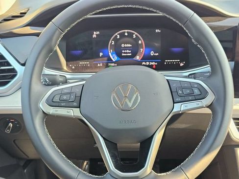 Used 2025 Volkswagen Taos SE FWD image 32
