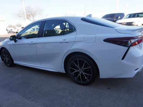 Used 2024 Toyota Camry SE image 4