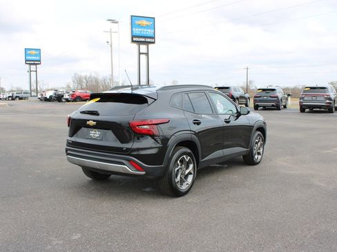 Used 2025 Chevrolet Trax LT w/ LT Convenience Package image 9