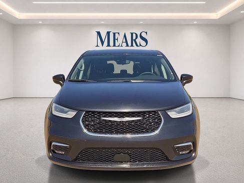 Used 2023 Chrysler Pacifica Touring-L FWD image 8