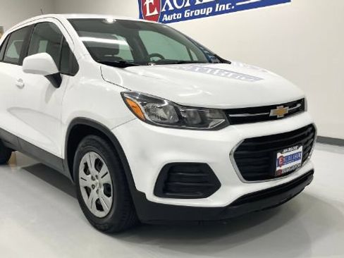 Used 2017 Chevrolet Trax LS FWD image 3