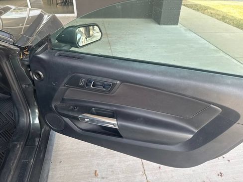 Used 2015 Ford Mustang Convertible RWD image 22