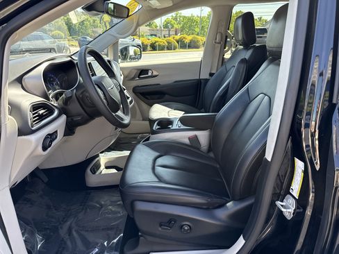 Used 2024 Chrysler Pacifica Touring-L FWD image 16