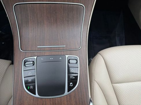 Used 2021 Mercedes-Benz GLC 300 4MATIC SUV image 21