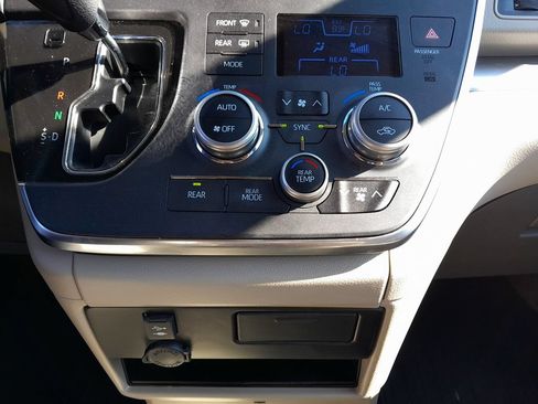 Used 2018 Toyota Sienna LE AWD/4WD image 26