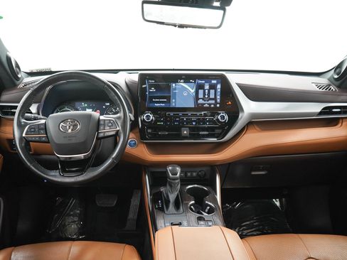 Used 2021 Toyota Highlander Platinum AWD/4WD image 18