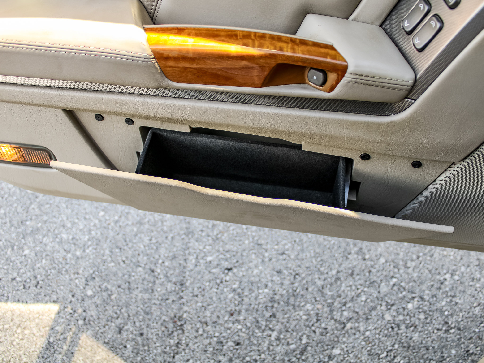 Used 2004 Cadillac XLR RWD image 31