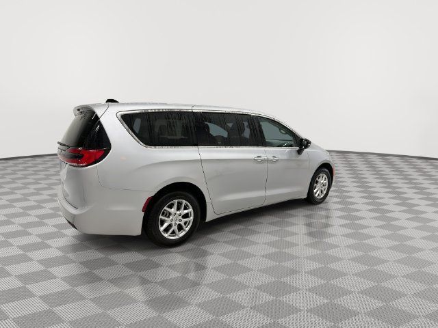 Used 2024 Chrysler Pacifica Touring-L FWD image 11