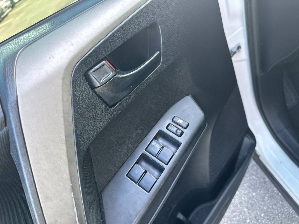 Used 2017 Toyota RAV4 LE AWD/4WD image 12