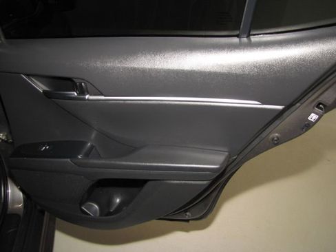 Used 2018 Toyota Camry SE FWD image 18