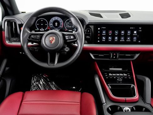 Used 2025 Porsche Cayenne image 18