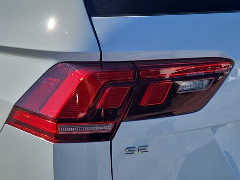 Used 2024 Volkswagen Tiguan SE w/ Panoramic Sunroof Package image 11