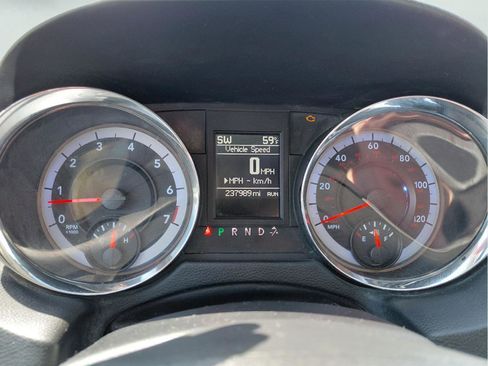 Used 2015 Chrysler Town & Country Touring FWD image 32