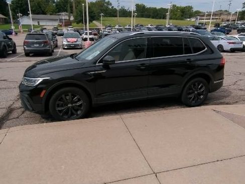 Used 2022 Volkswagen Tiguan SE AWD/4WD image 2