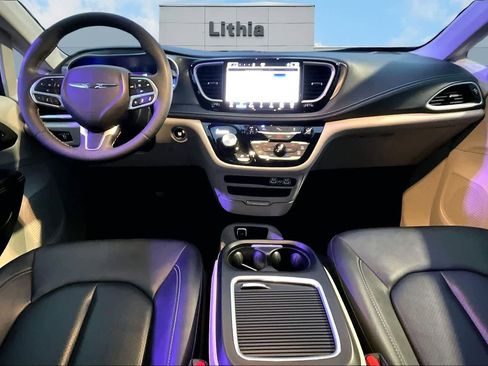 Used 2024 Chrysler Pacifica Select image 10