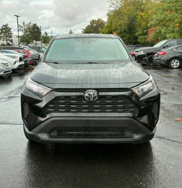Used 2022 Toyota RAV4 LE AWD/4WD image 2