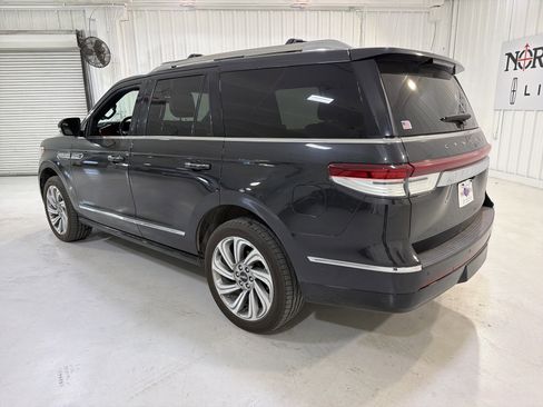 Used 2022 Lincoln Navigator 4WD image 3