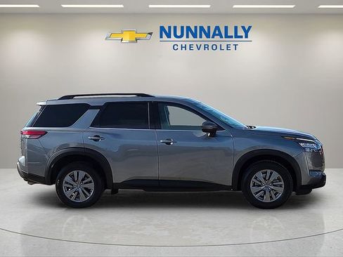 Used 2025 Nissan Pathfinder SV image 6