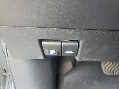 Used 2025 Nissan Versa SV FWD image 16