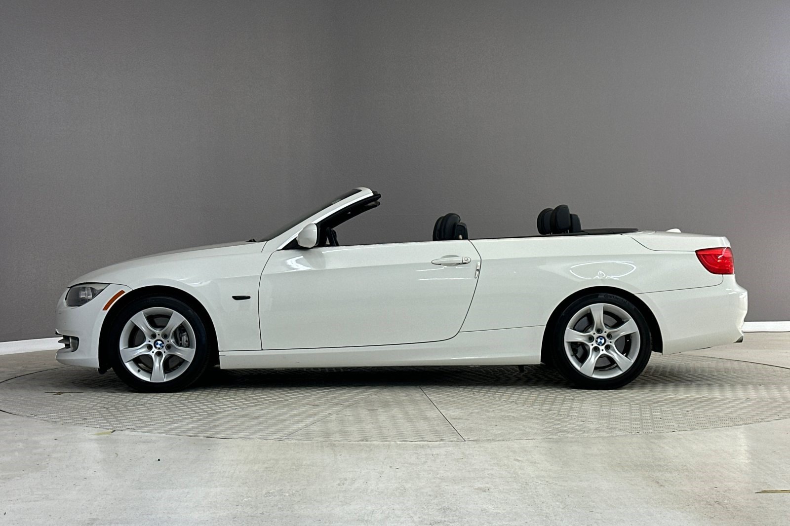 Used 2011 BMW 335i Convertible RWD image 2