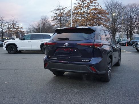 Used 2025 Toyota Highlander XLE image 4
