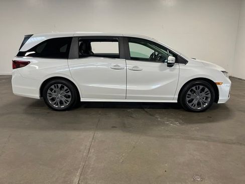 Used 2025 Honda Odyssey Touring image 2