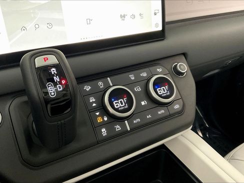 Used 2025 Land Rover Defender 110 X-Dynamic SE image 15