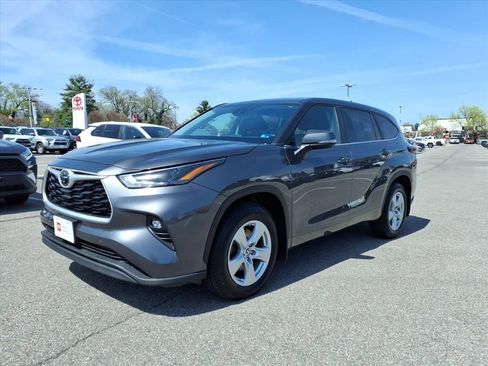 Certified 2024 Toyota Highlander LE image 9