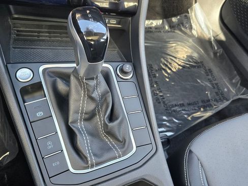 Certified 2025 Volkswagen Jetta SE w/ Sunroof Package image 23