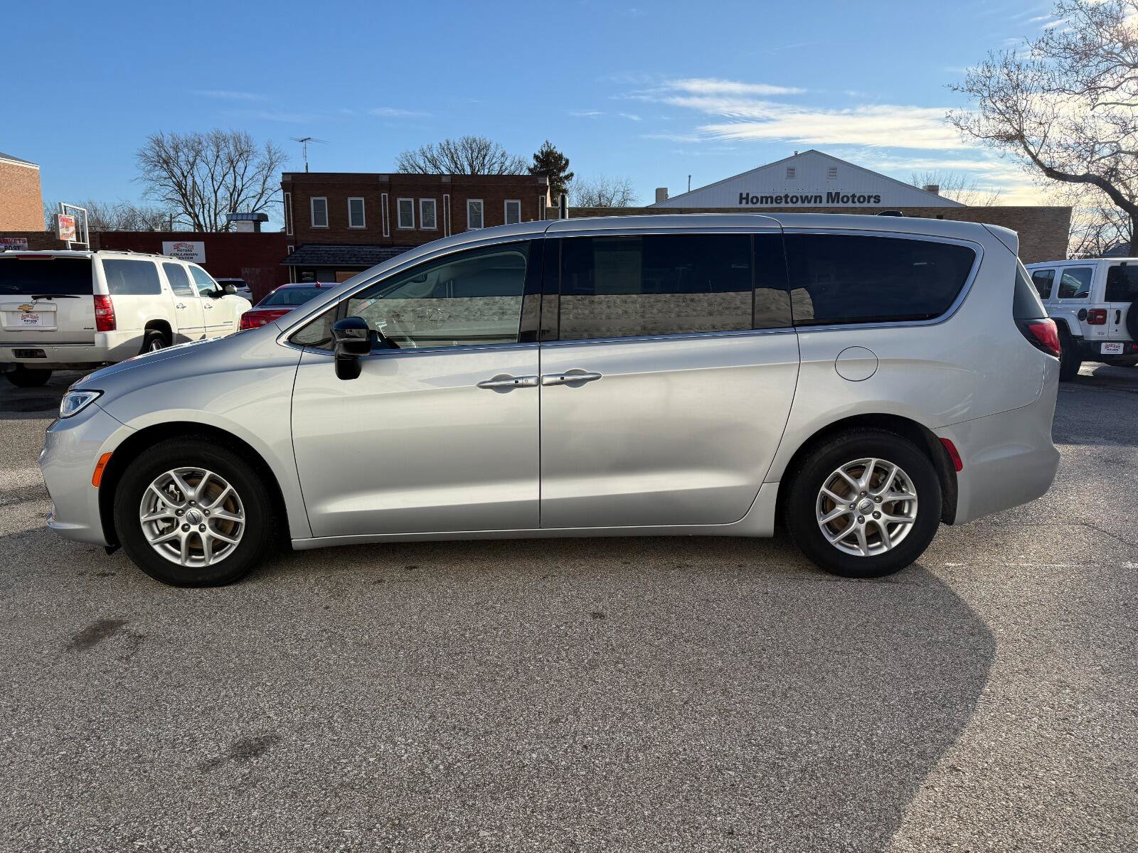 Used 2024 Chrysler Pacifica Touring-L FWD image 17