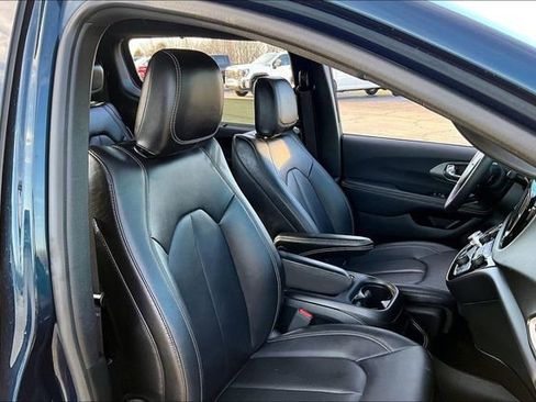 Used 2025 Chrysler Pacifica Select image 29