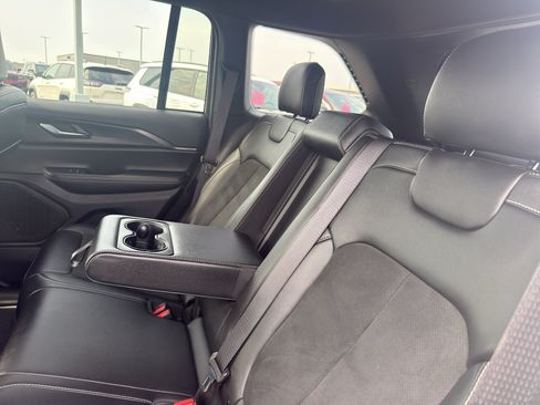 Used 2025 Jeep Grand Cherokee Altitude AWD/4WD image 32