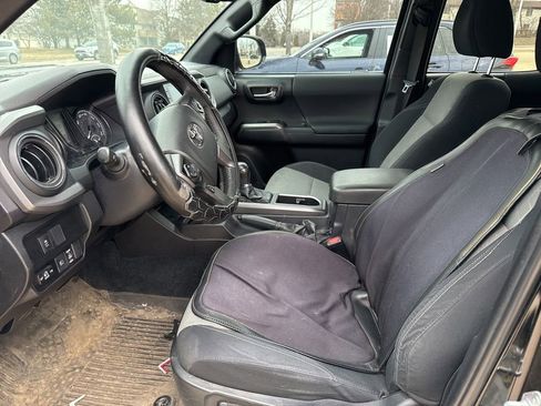 Used 2022 Toyota Tacoma TRD Sport image 13