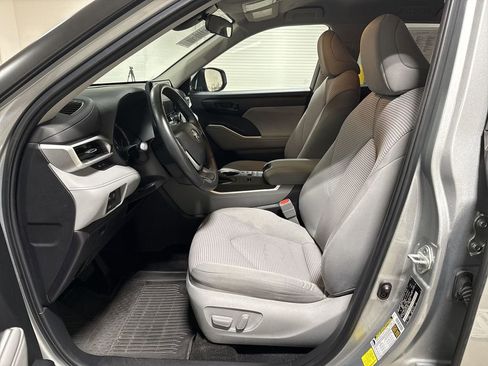 Used 2023 Toyota Highlander LE image 20