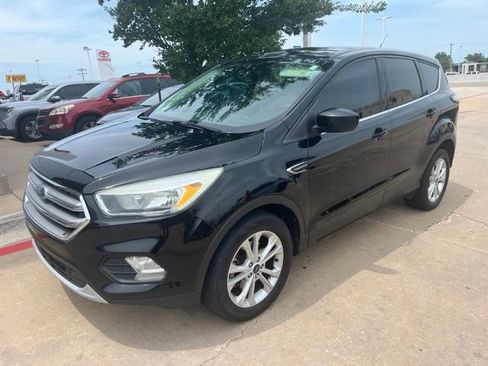 Used 2017 Ford Escape SE FWD image 1