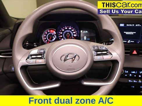 Used 2022 Hyundai Elantra SEL image 11