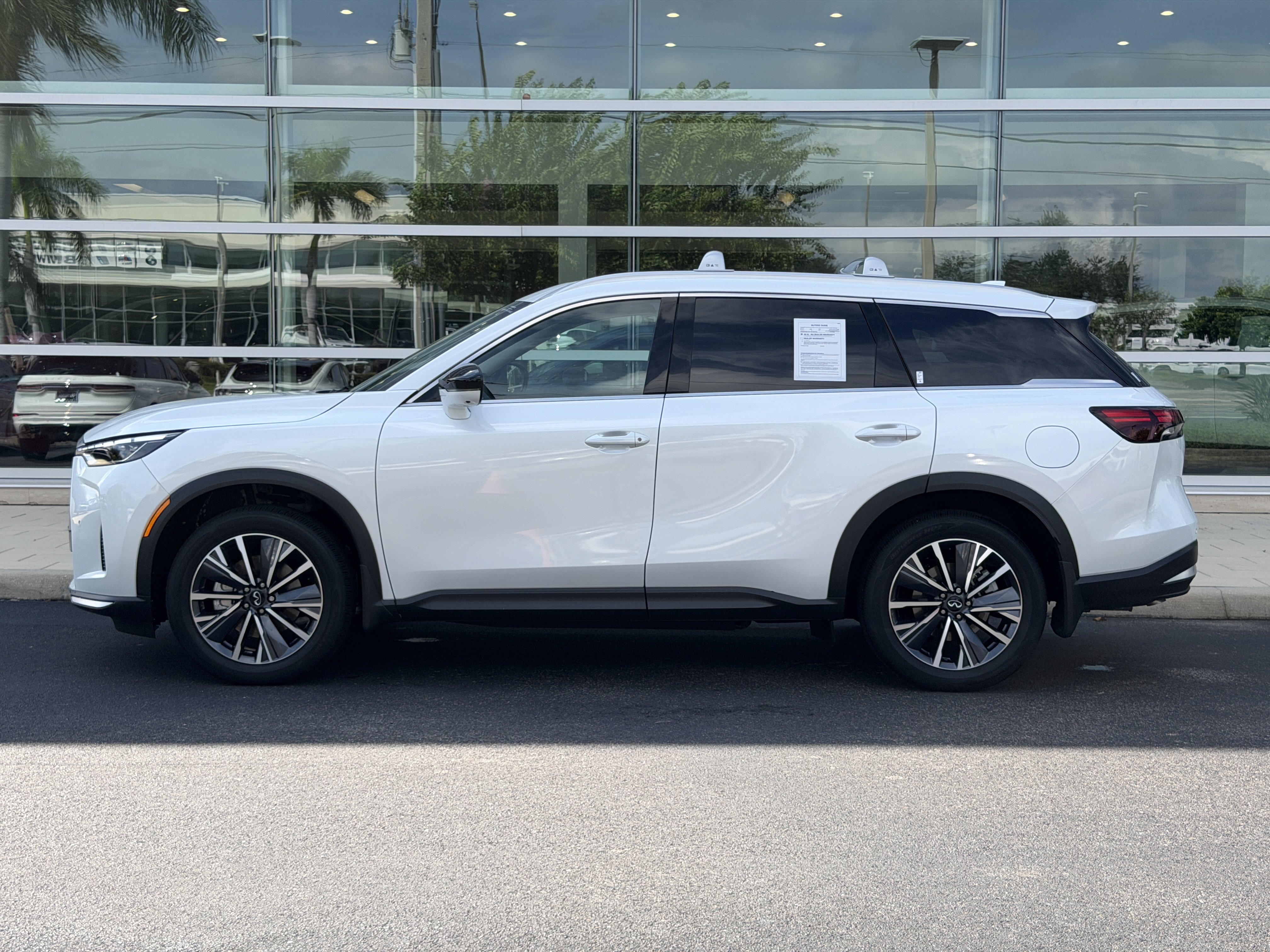 Certified 2027 INFINITI QX60 Luxe w/ Family Package FWD image 4